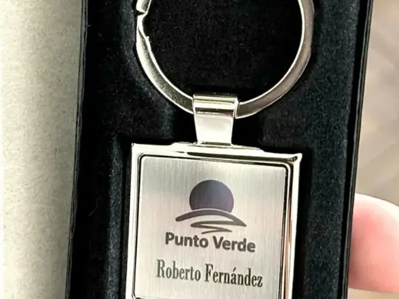 Llavero metálico personalizado con grabado láser - UnimarcaPY