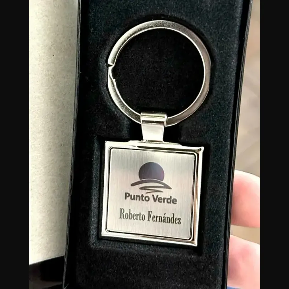 Detalle del grabado láser sobre llavero metálico personalizado - UnimarcaPY